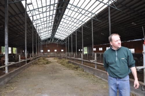 Studietur - Ny stald. Der gives tilskud til staldbygning fra EU og staten i Finland. Der skal være mindst 80 moderdyr i besætningen for at få tilskuddet, hvilket forklarer at mange besætninger har ca. 90 moderdyr ☺.